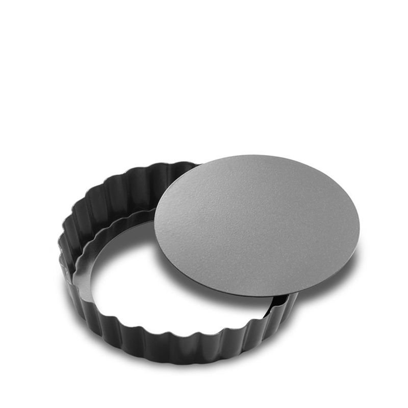 Round tart tin with fluted edge and loose base